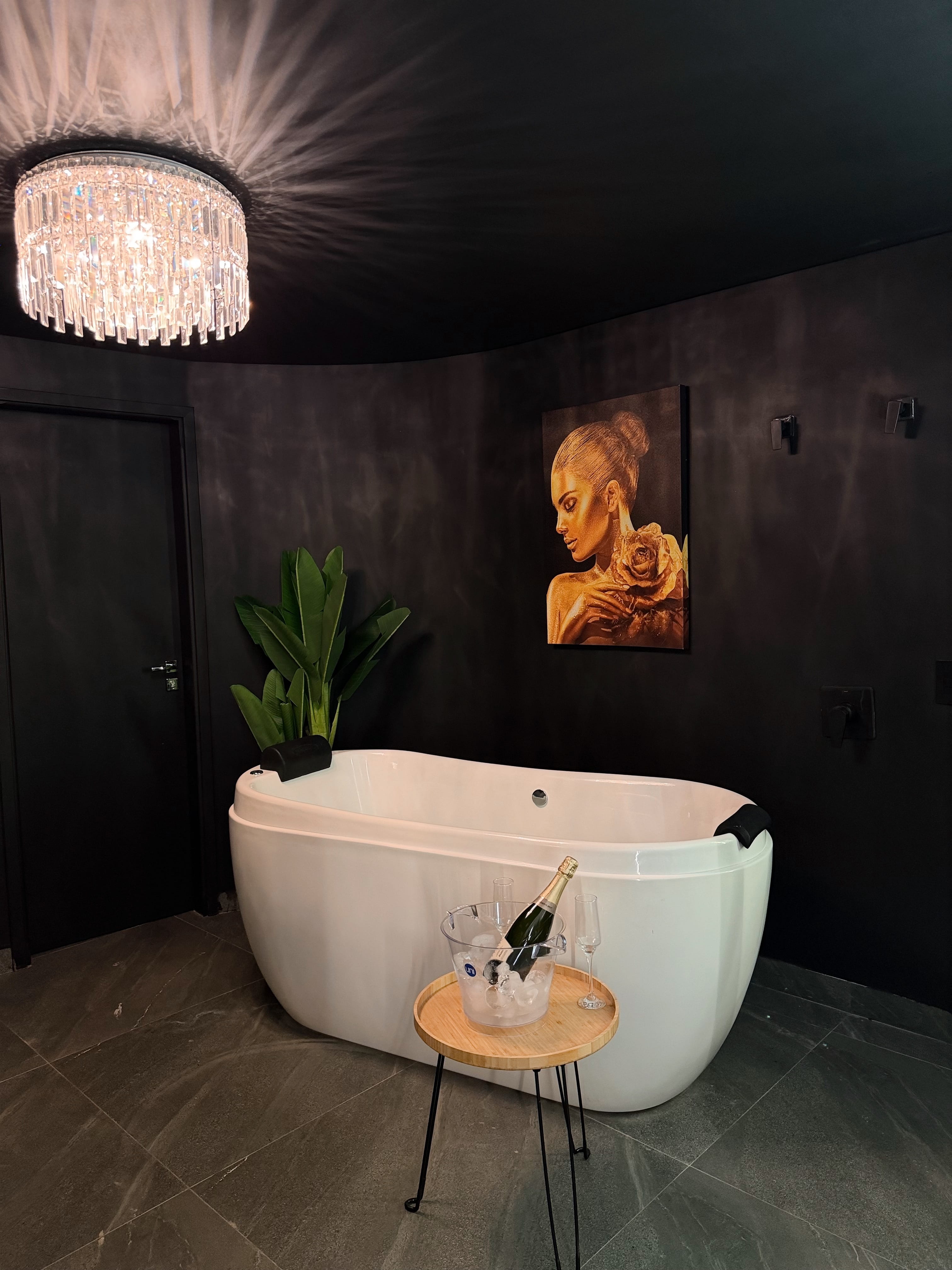 imagem de uma suíte com piscina